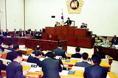 전남도의회는 지난해 10월 제188회 임시회 본회의에서 전라남도학교급식재료사용 및 지원에 관한 조례안 재의의 건을 상정, 의결했다. 